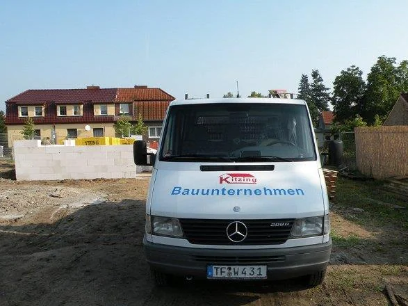 Firmenwagen von Kitzing Bau auf einem Baugrundstück